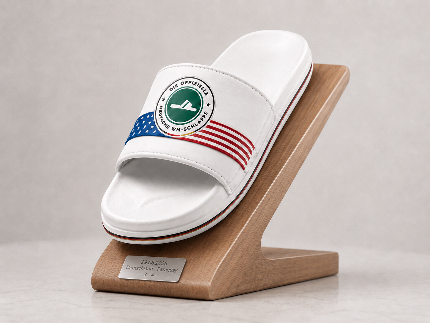 Die offizielle deutsche WM-Schlappe Edition USA 2026 auf einem Holz-Trophäenständer mit graviertem Schild