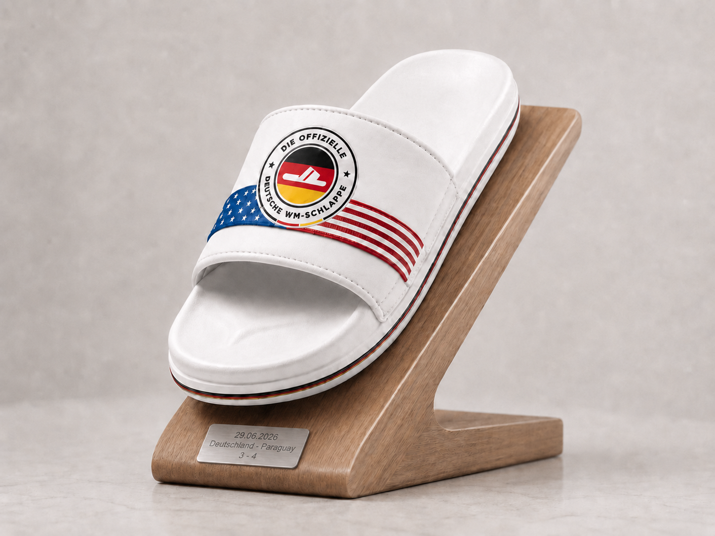 Die offizielle deutsche WM-Schlappe Edition USA 2026 auf einem Holz-Trophäenständer mit graviertem Schild